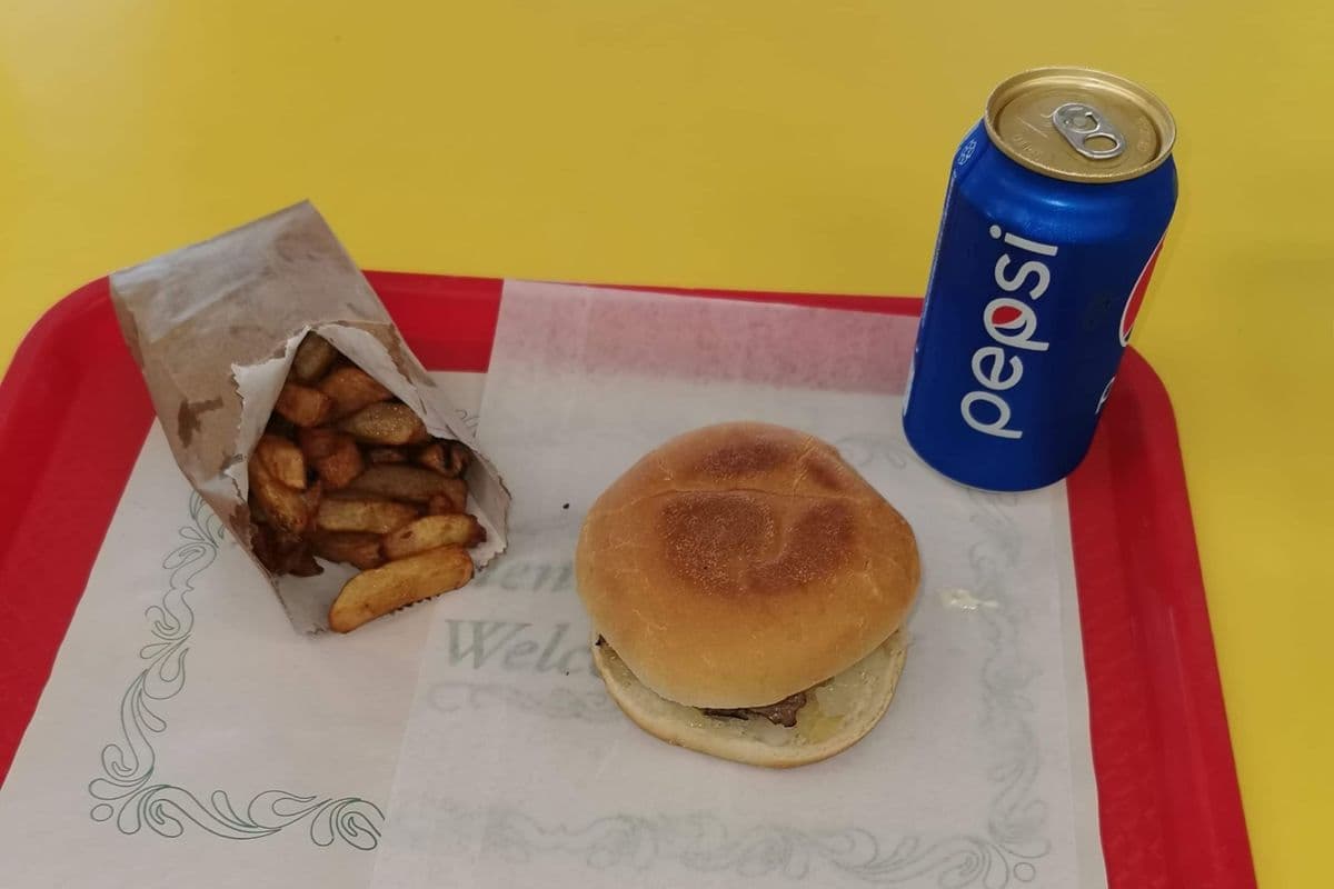 2. Trio avec un hamburger frite et boissons / Trio with One Hamburger, Fries, and Beverage