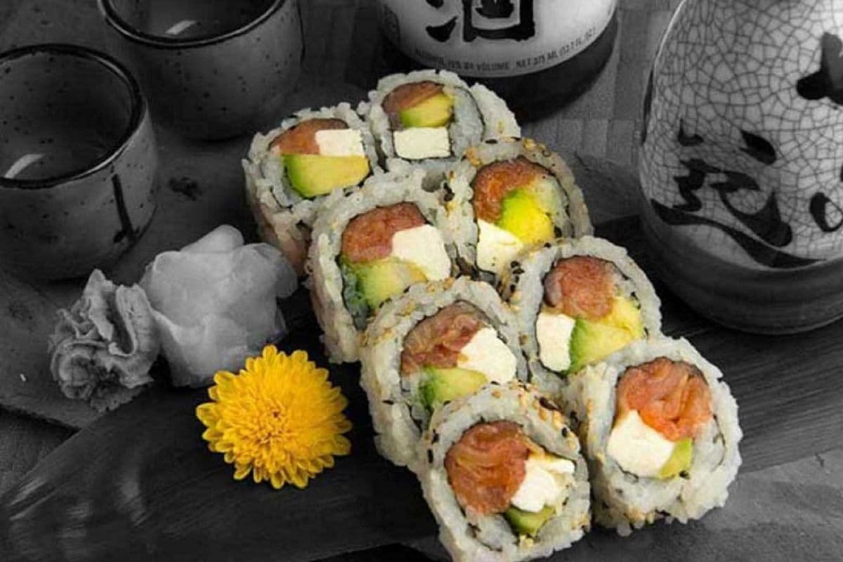 Salmon Avocado & Cheese Roll (8 pcs)
