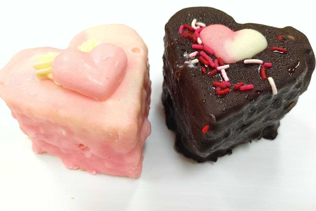 Heart-Shaped Cake (Vanilla)