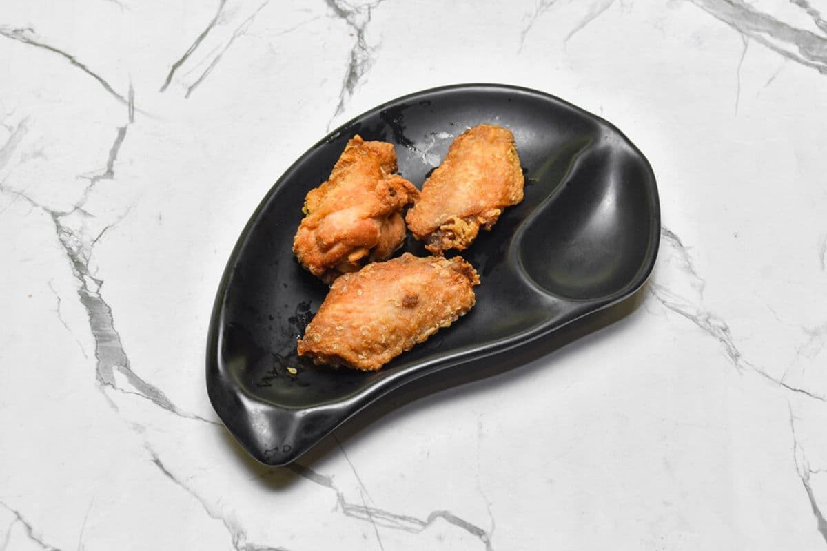 K10. Deep-Fried Chicken Wings (3 pcs)