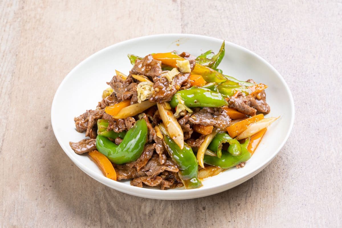 C6. 野山椒小炒牛肉 Sautéed Shredded Beef with Wild Pepper