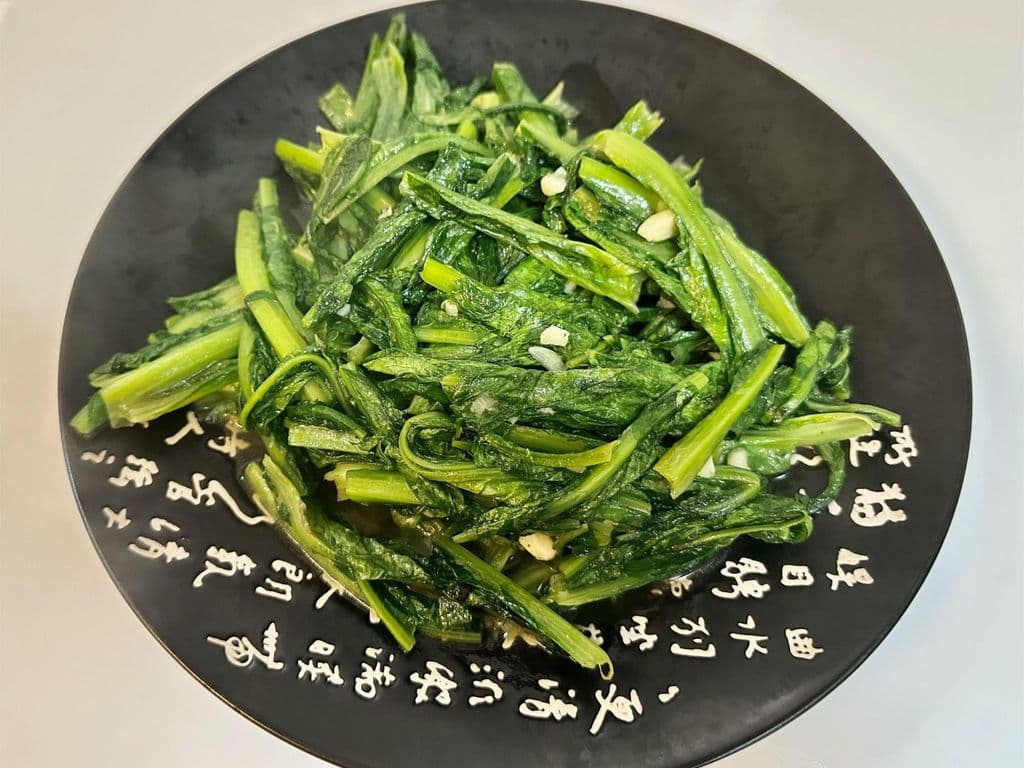 Stir-fried Leaf Lettuce in Chopped Garlic (蒜蓉油麦菜)