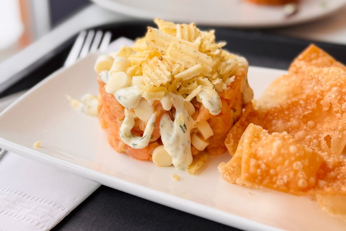 Tartare saumon, crème sure et aneth