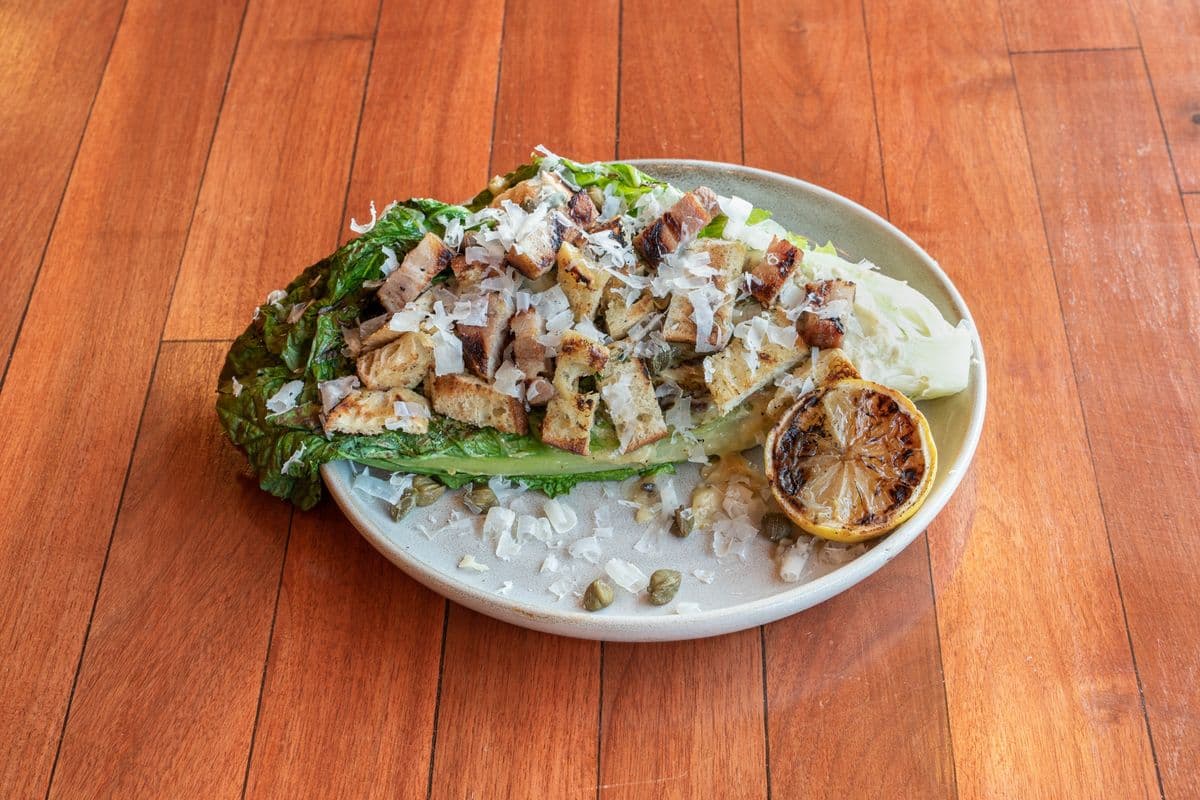 Salade César, bacon fumé, pangrattato, parmesan, câpres / Caesar Salad, smoked Bacon, pangrattato, Parmesan, and Capers