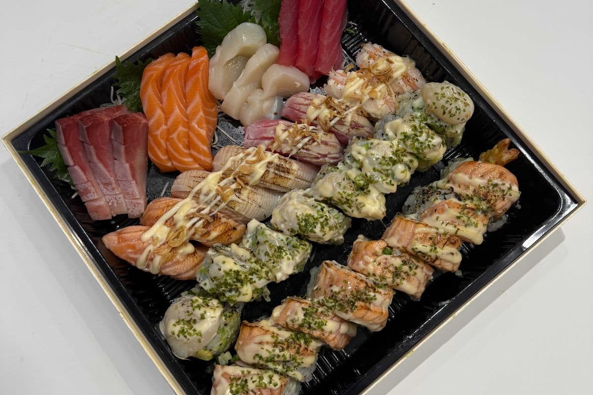P19. Assorted Torched Sushi, Rolls, and Sashimi (36 pcs) 炙燒壽司+卷+刺身拼盤