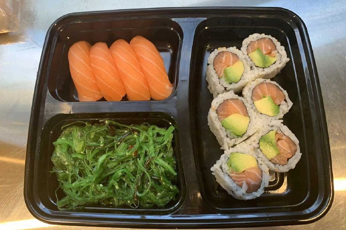 B05. Salmon Sushi X4 Salmon Avocado Roll 三⽂⻥⽜油果卷便当