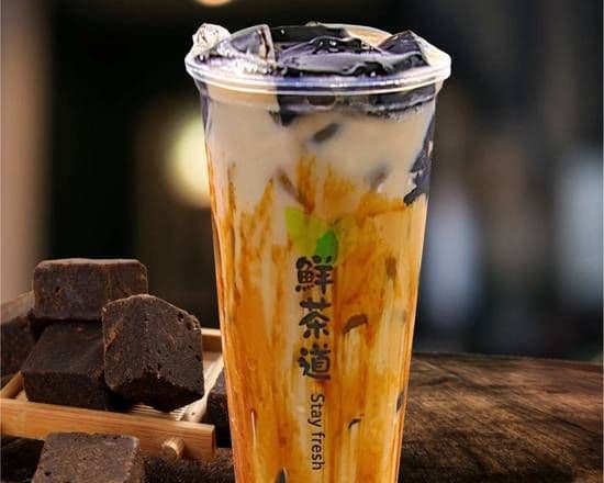 Brown Sugar Latte with Glass Jelly