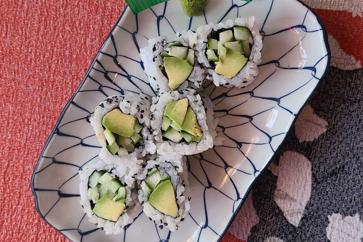 Avocado and Cucumber Roll (6 pcs)