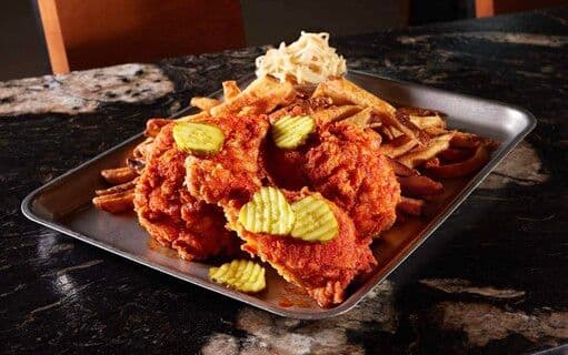 Nashville Hot Fried Chicken Dinner / Festin poulet frit Nashville piquant