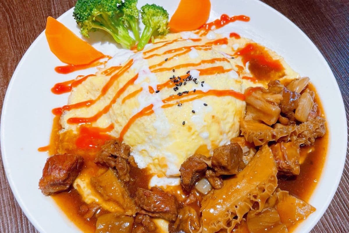 F4. House Special Egg Wrapped Rice
