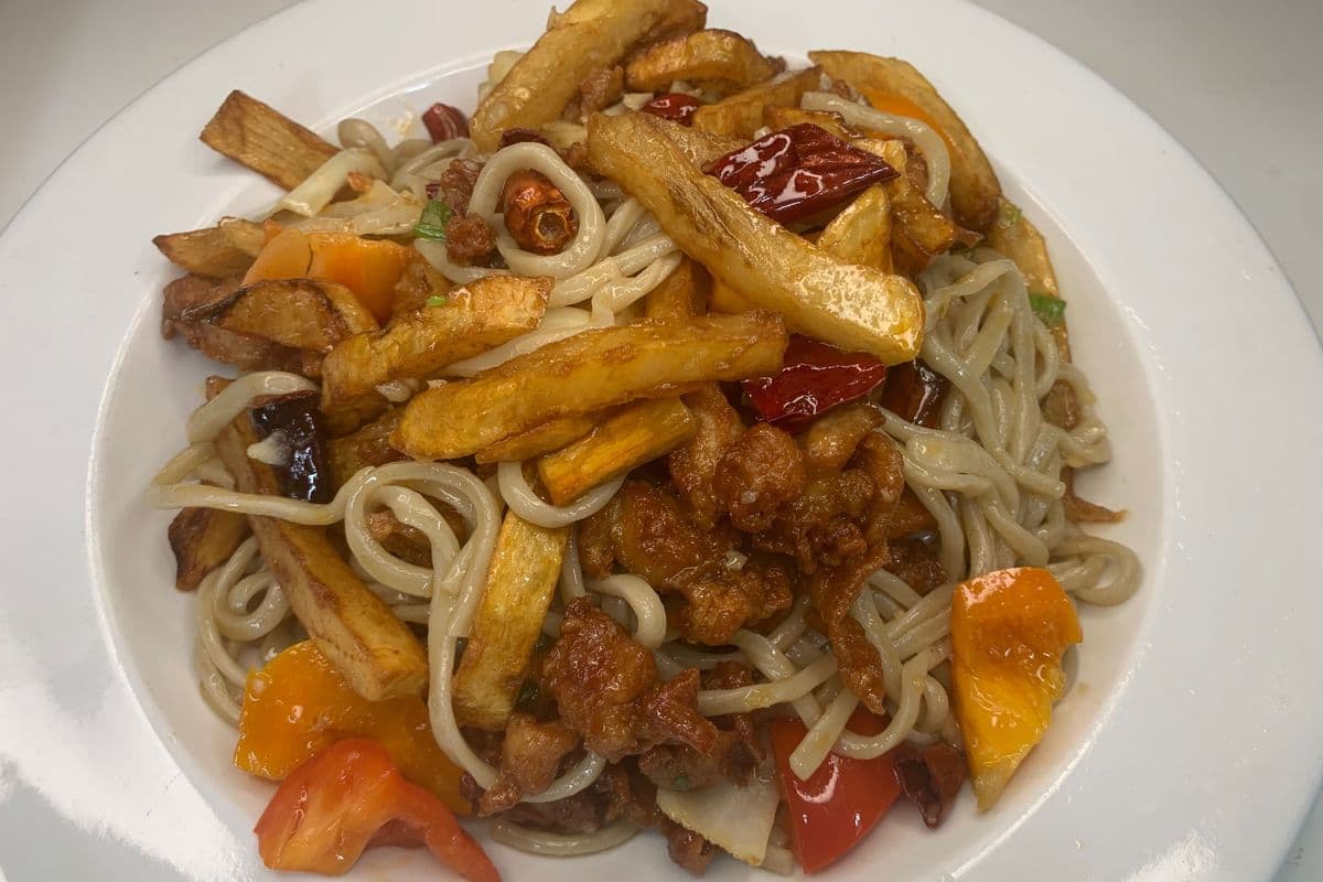 17. Xin-Jiang Chicken Fried Noodle (Boneless)