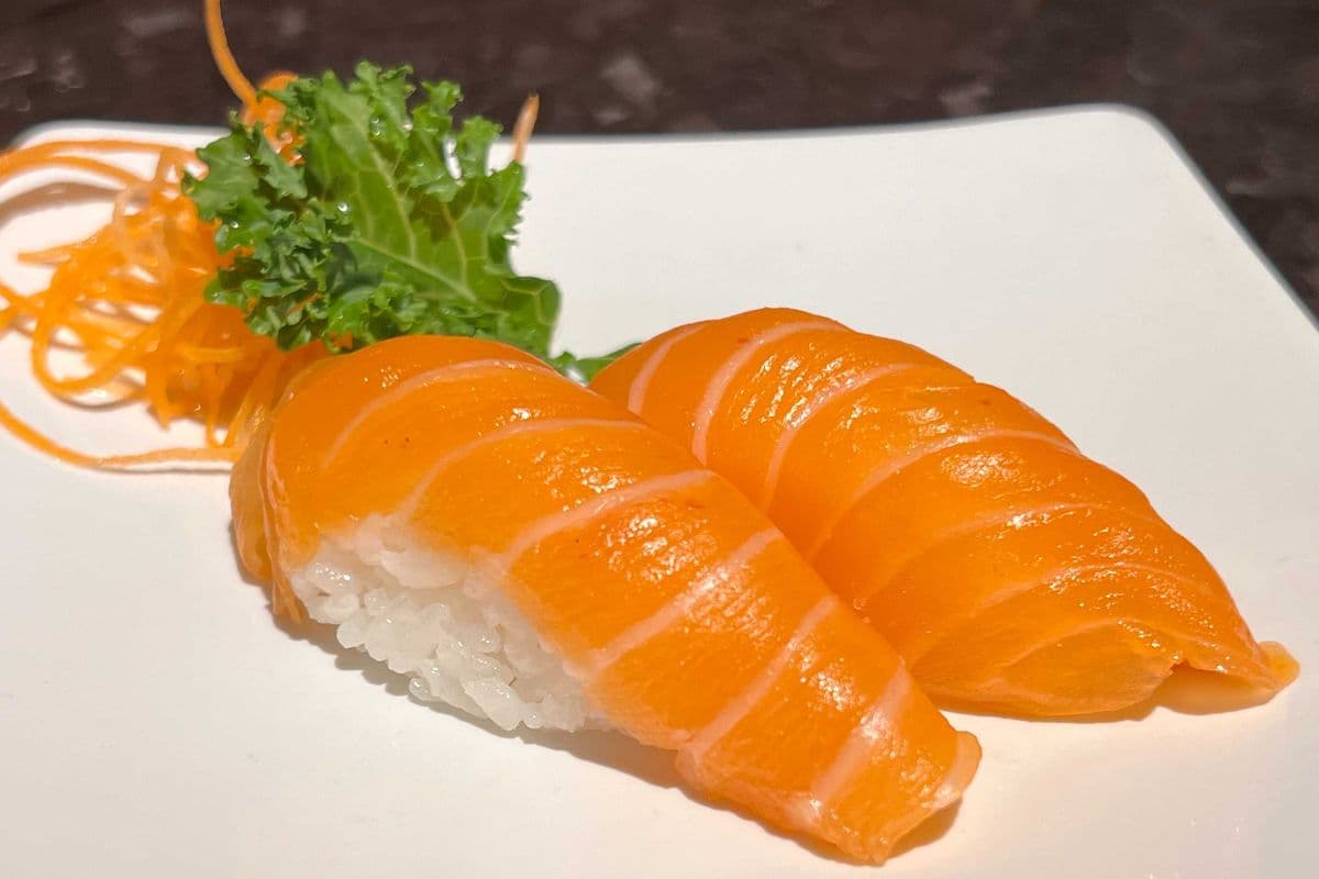 Salmon Sushi (2 pcs)