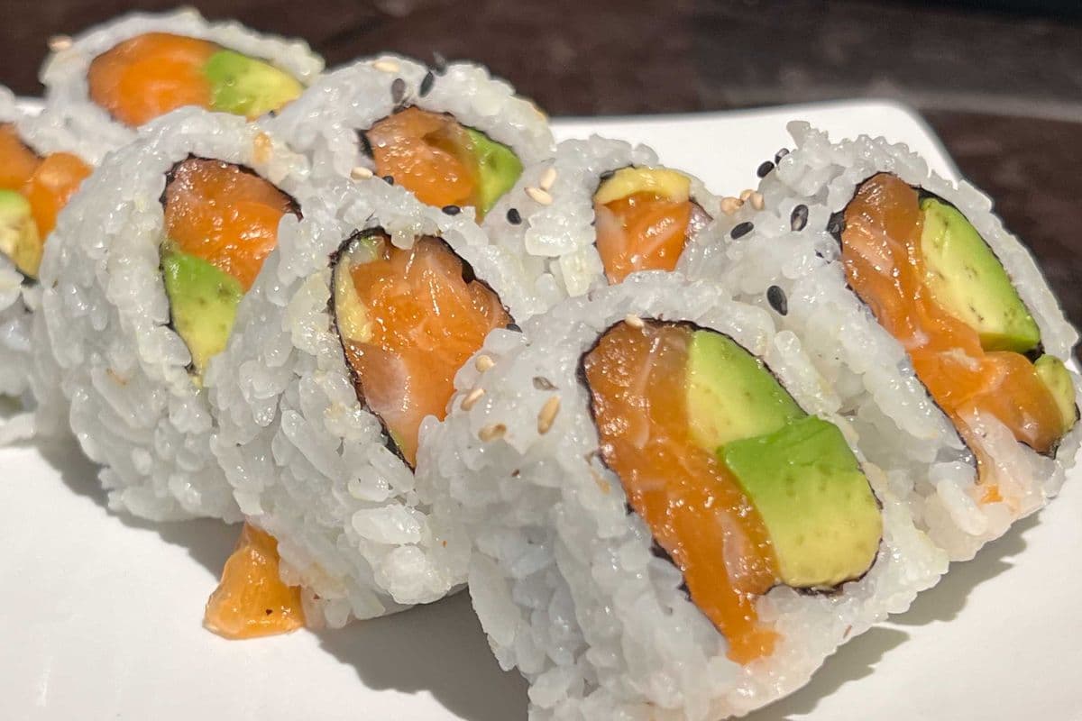 Salmon Avocado Roll (8 pcs)
