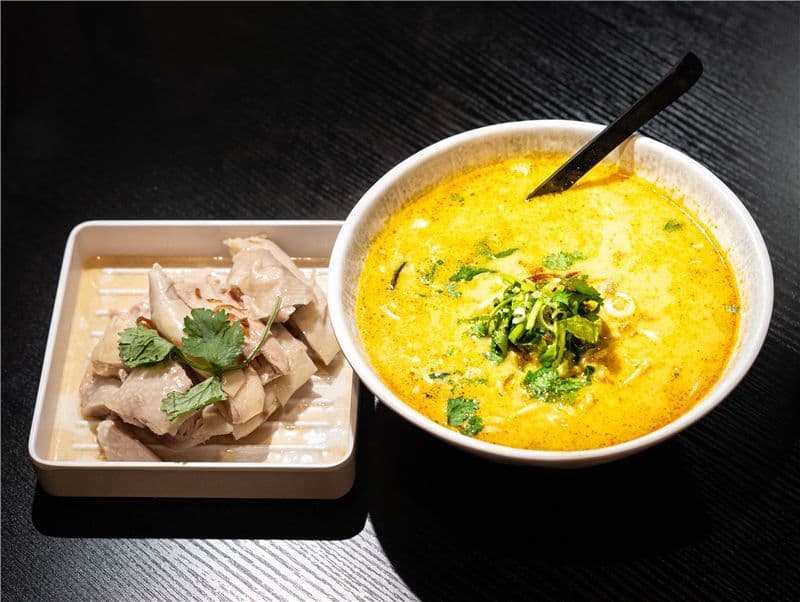 E04 Laksa Noodle Soup with (Hainanese Chicken) E04 喇沙湯麵(蔥油雞)