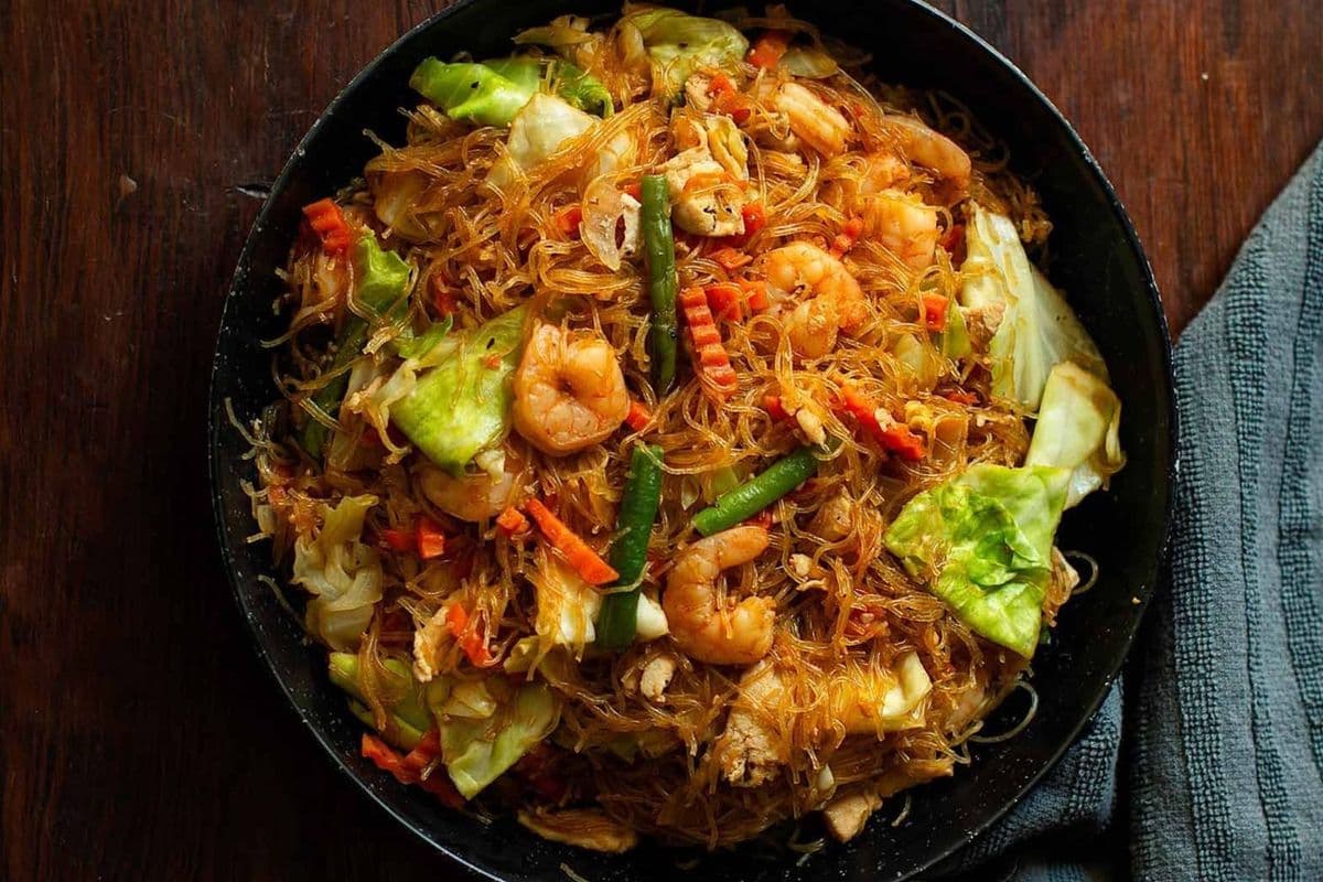 Pancit Bihon guisado ( stir fry rice vermicelli noodles )