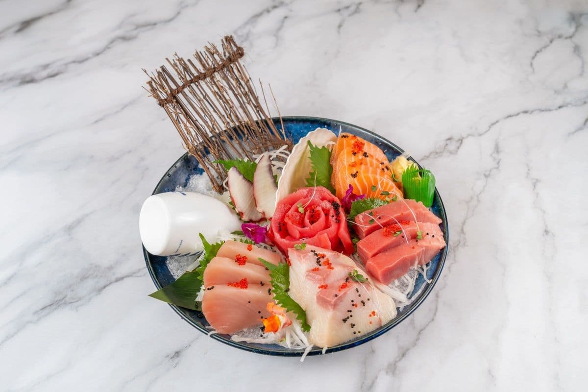 Deluxe Sashimi (18 pcs)