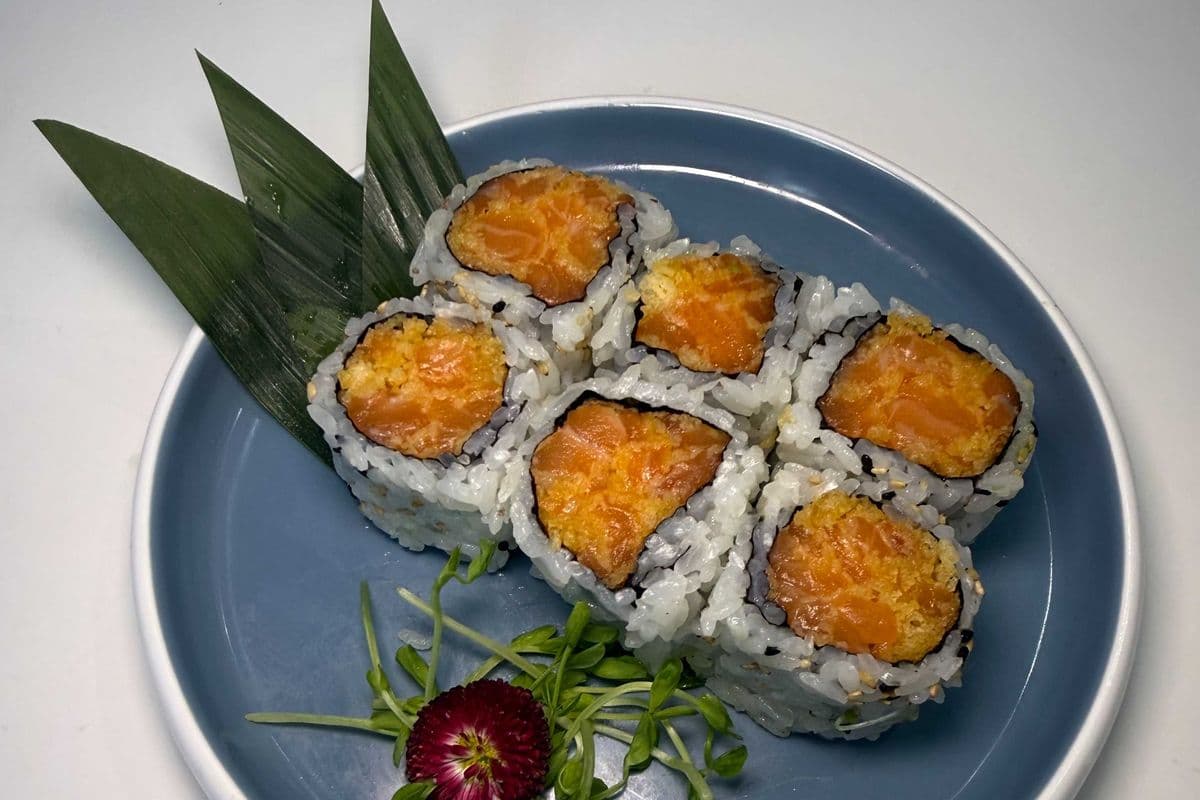 R7. Spicy Salmon Crispy Roll (6 pcs) 辣三文魚