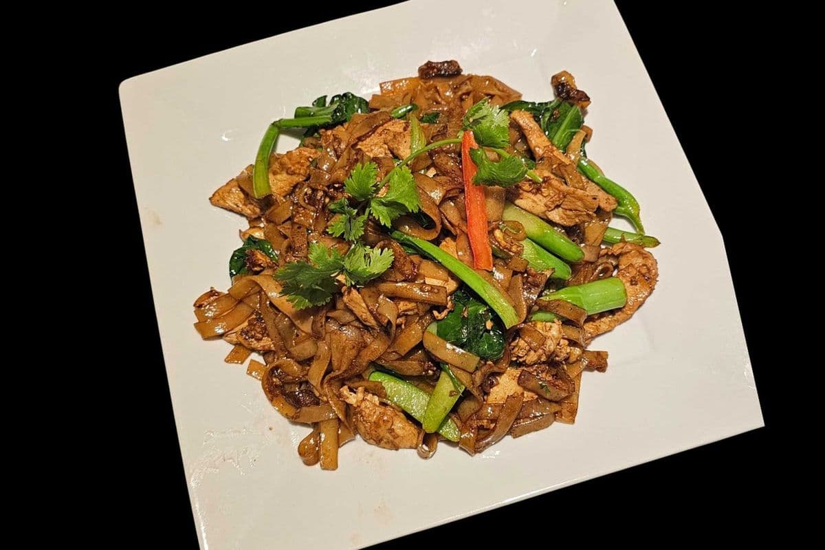 Pad Si-Ew or Sweet Soy Sauce Fried Noodle