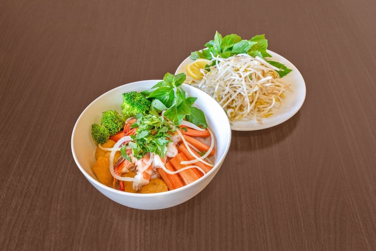 15 Rice Noodle In Soup With Prawn, Crab Meat, Squid, And Veggie