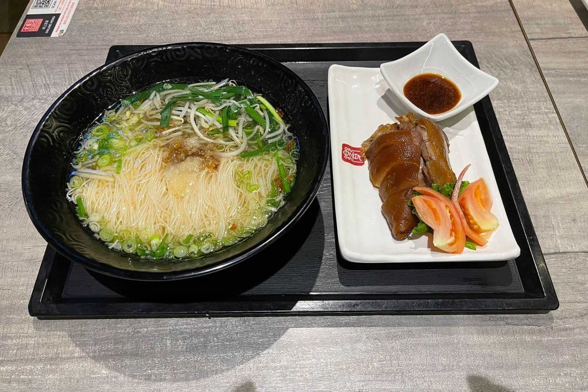 Z3. Pork Knuckles w/Thin Vermicelli in Plain Soup