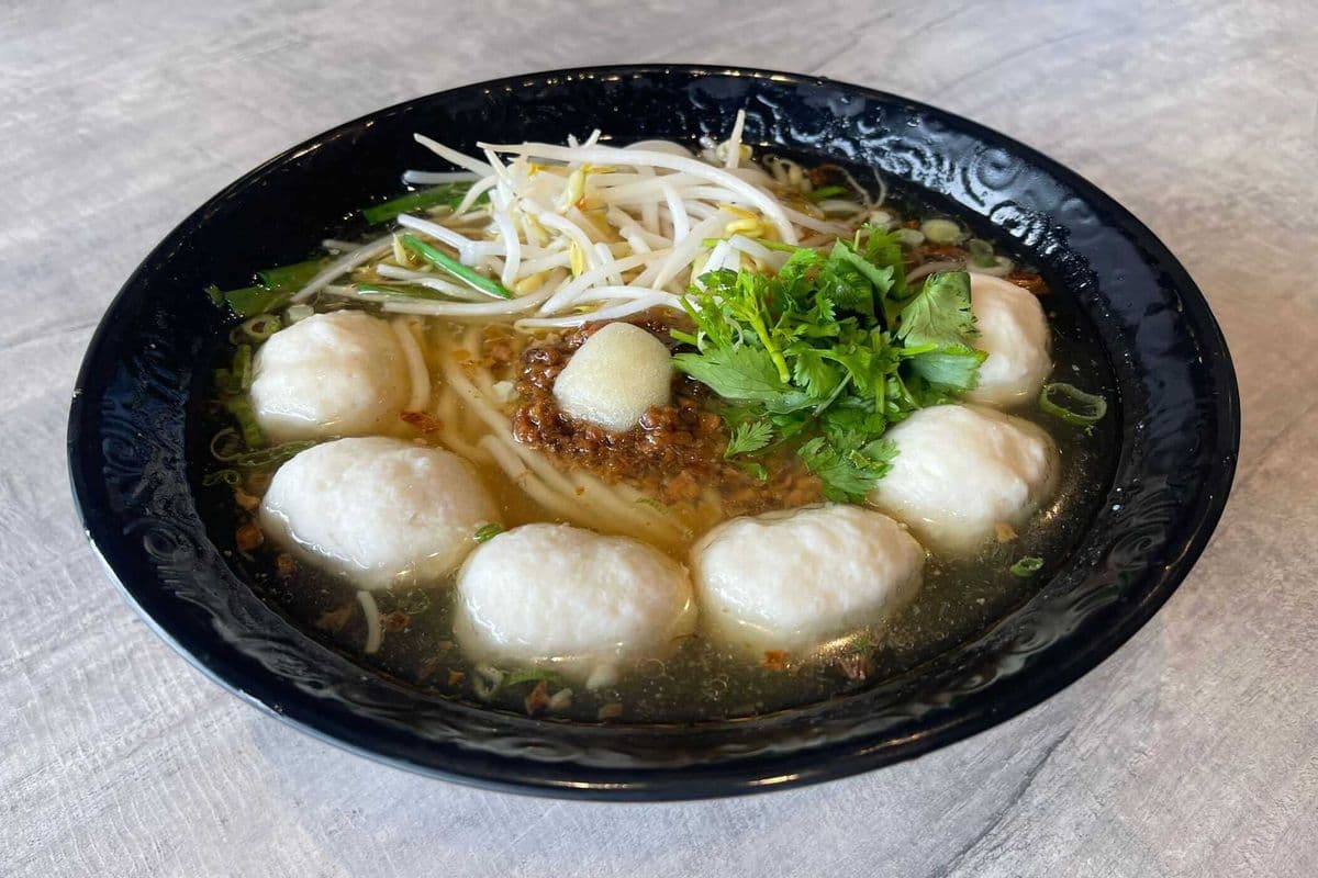 A21. Taiwanese Style Fuzhou Fish Balls Noodle Soup
