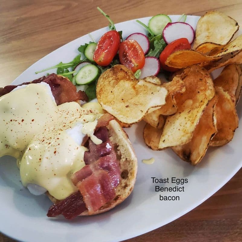 Toast Egg Bendedict Bacon