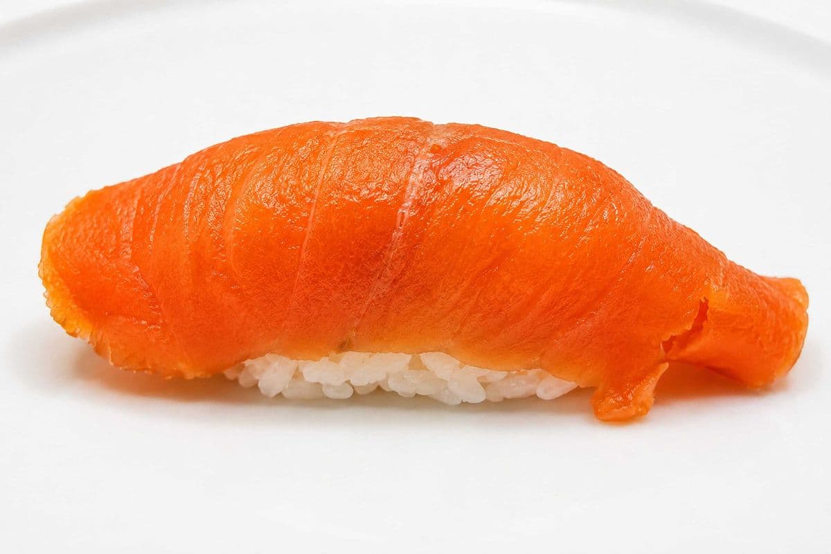 Smoked Salmon Nigiri (1pcs)