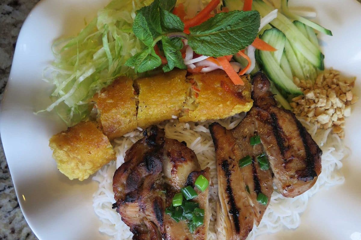 B10. Vermicelli with Grilled Meat and Salad