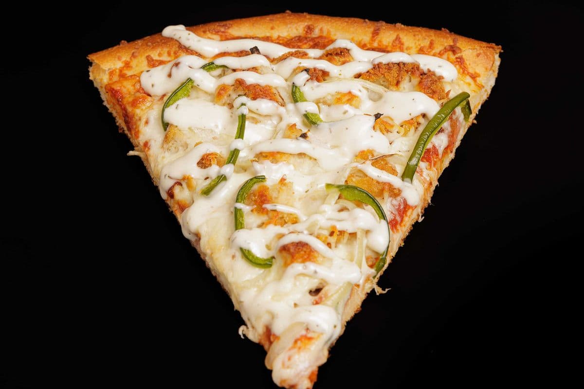 Medium Pizza Ranch Chicken 13"
