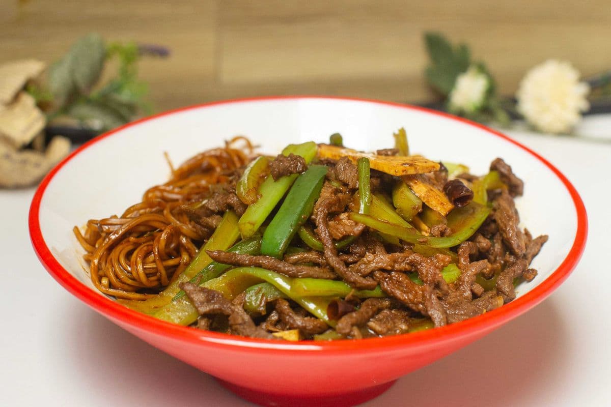 E4】Stir-fried beef tenderloin with celery on dry noodles牛肉炒芹菜拌川(拌面)