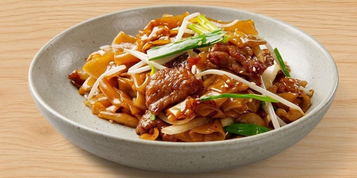 Stir Fried Rice Noodles with Beef and Vegetables / Nouilles de riz sauté avec bœuf et légumes
