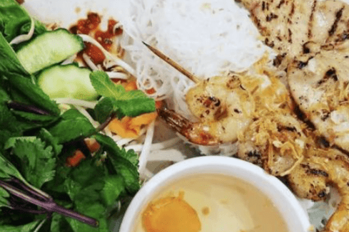 29.Vermicelle avec brochette de crevette, poulet grillé et 2 rouleaux impériaux / Skewer of shrimp, grilled chicken and 2 imperial roll on vermicelli