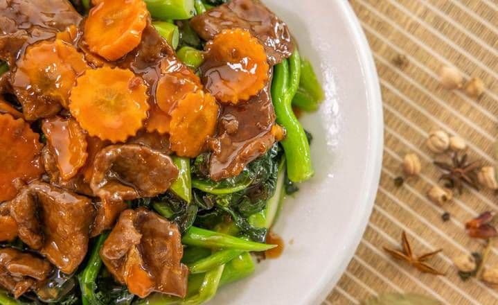B15 Sliced Beef & Gailan 芥兰炒牛肉