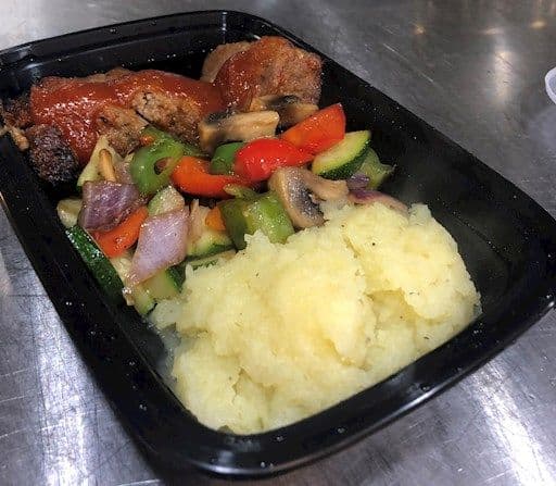 Pain de viande, purée et légumes