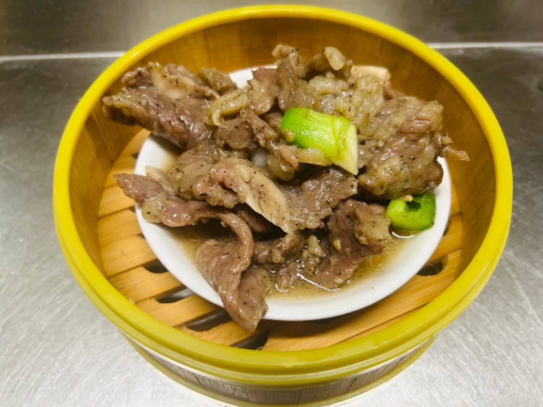 Short ribs with black pepper (S) / Côté de boeuf à la sauce au poivre noir(P)