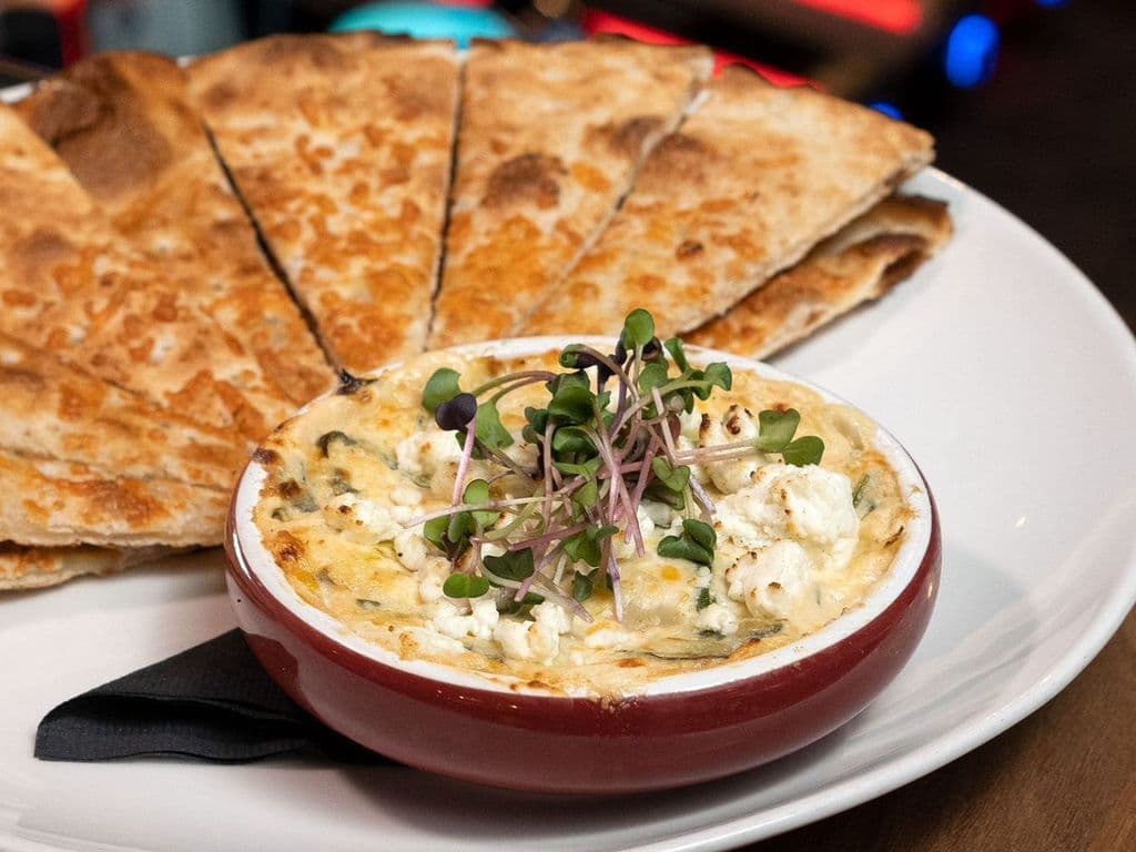 BAKED CHEESY SPINACH & ARTICHOKE DIP