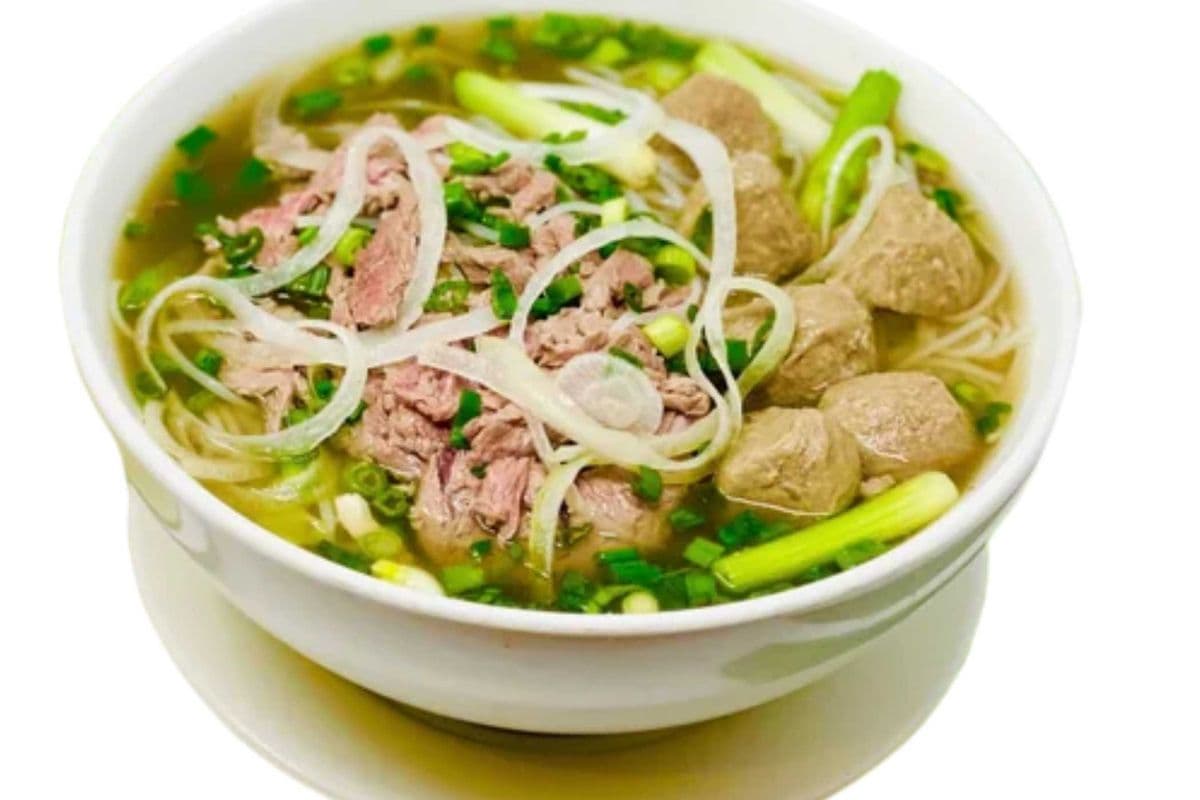 P03.Phở au bœuf saignant et aux boulettes de bœuf | Rare Beef & Meatball Pho | Phở tái bò viên