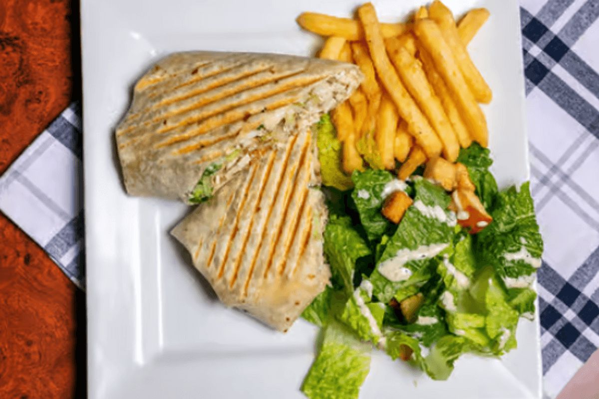 Wrap poulet avec frites / Chicken Wrap Trio with Fries