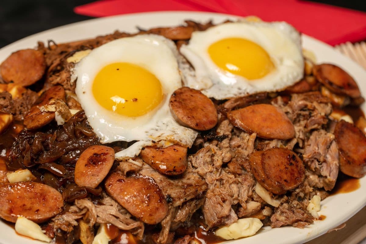 grande poutine du sud (chorrillana)