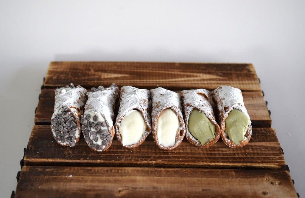 BOX OF 6 SICILIAN CANNOLI
