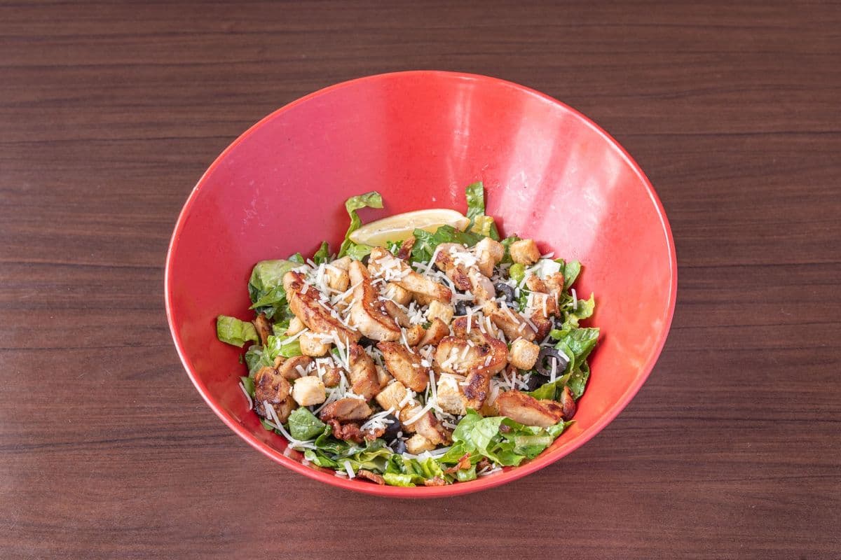 Salade césar avec poulet grillé épicé / Caesar Salad with Spicy Grilled Chicken