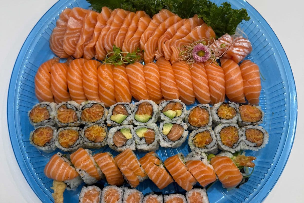 P9. Assorted Salmon Lover (60 pcs) 三文魚拼盤