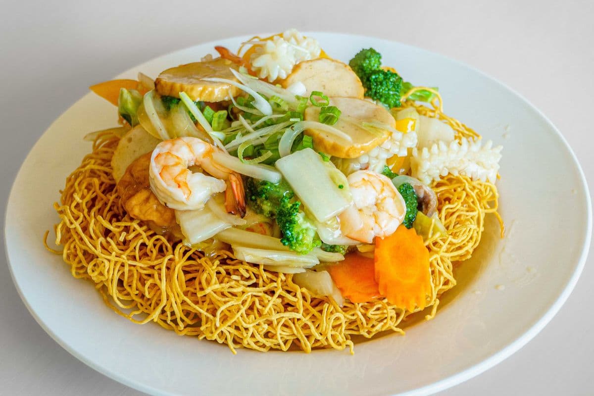 Crispy egg noodle stir fried seafood with vegetables / Mi Xau Gion Do Bien