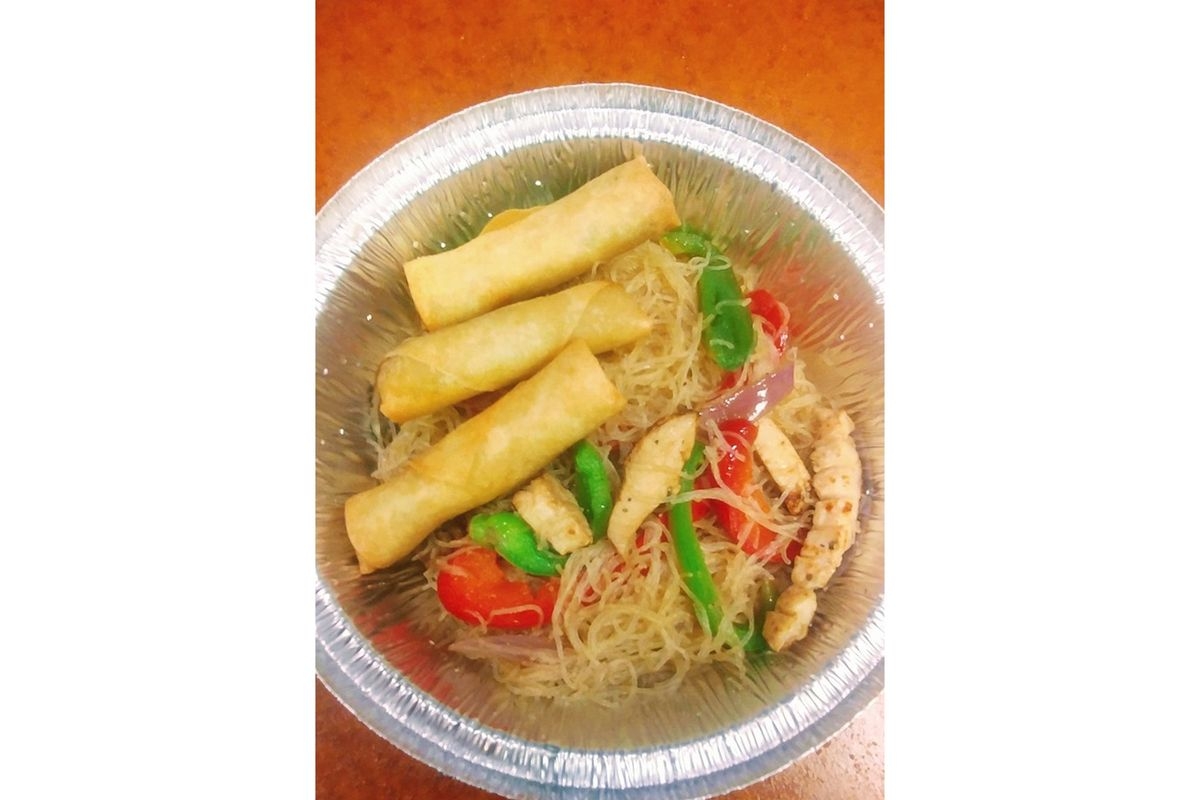 Chicken Pansit Noodles W/ 3PC SPRING ROLLS OR DONAIR ROLLS