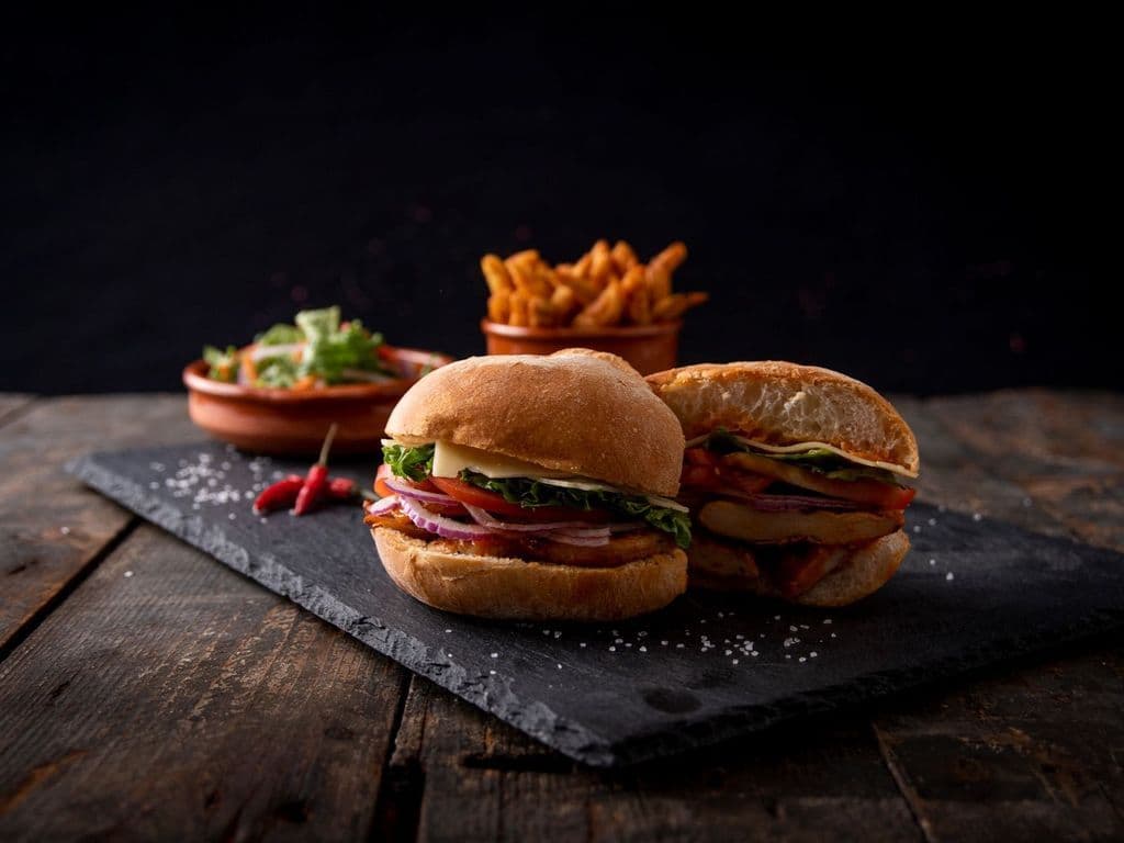 Assiette Sandwich Deluxe Supreme au Poulet / Deluxe Supreme Chicken Sandwich Plate