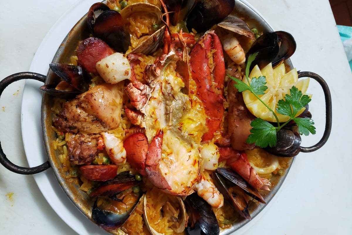 Paella Galicia (Demi Homard, Fruits de Mer, Poulet, Chorizo / Half Lobster, Seafood, Chicken, Chorizo)
