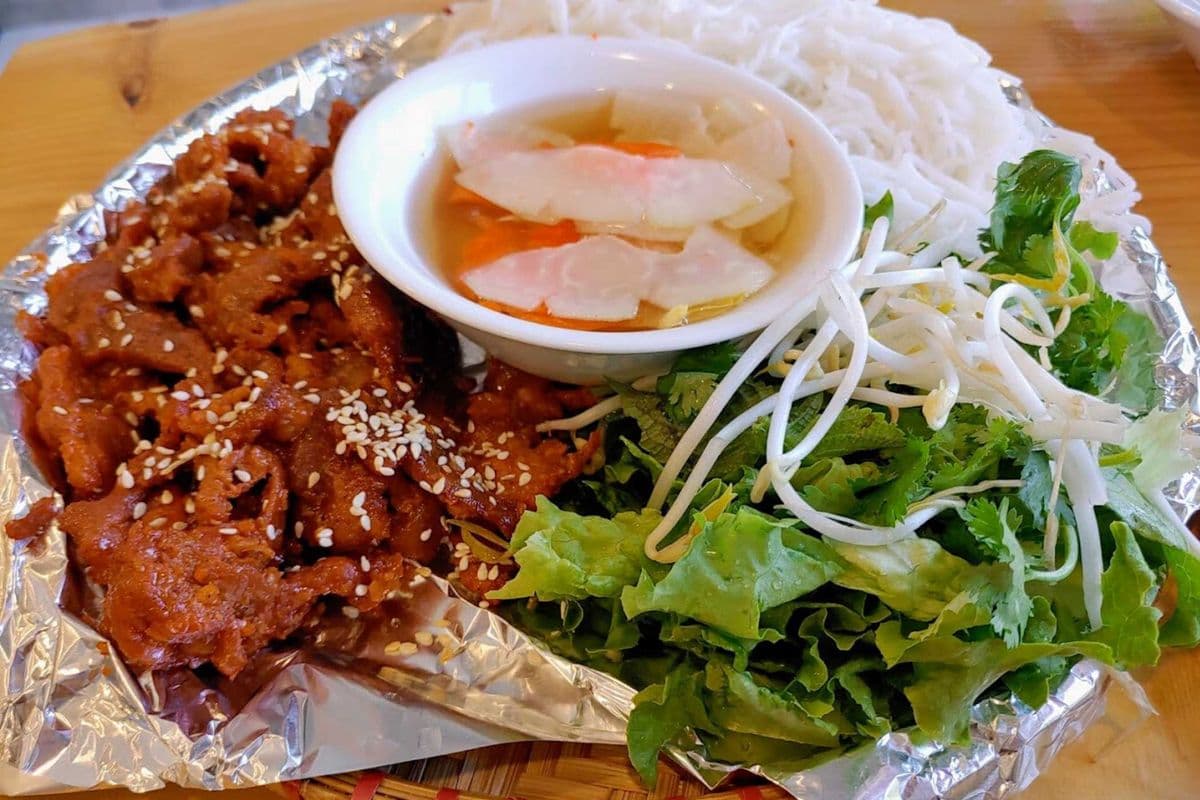 12. Bún Chả Quạt ( Vietnamese Grilled Pork with Vermicelli )