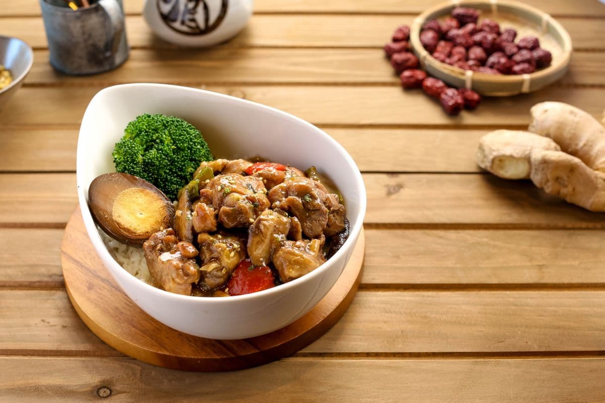 EN11. Tender Braised Chicken on Rice 秘制黃燜雞蓋飯