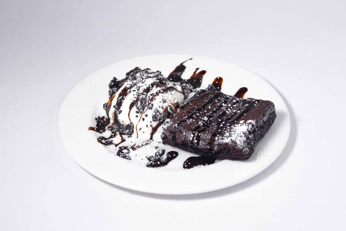 Sizzling Chocolate Brownie With Ice Cream
