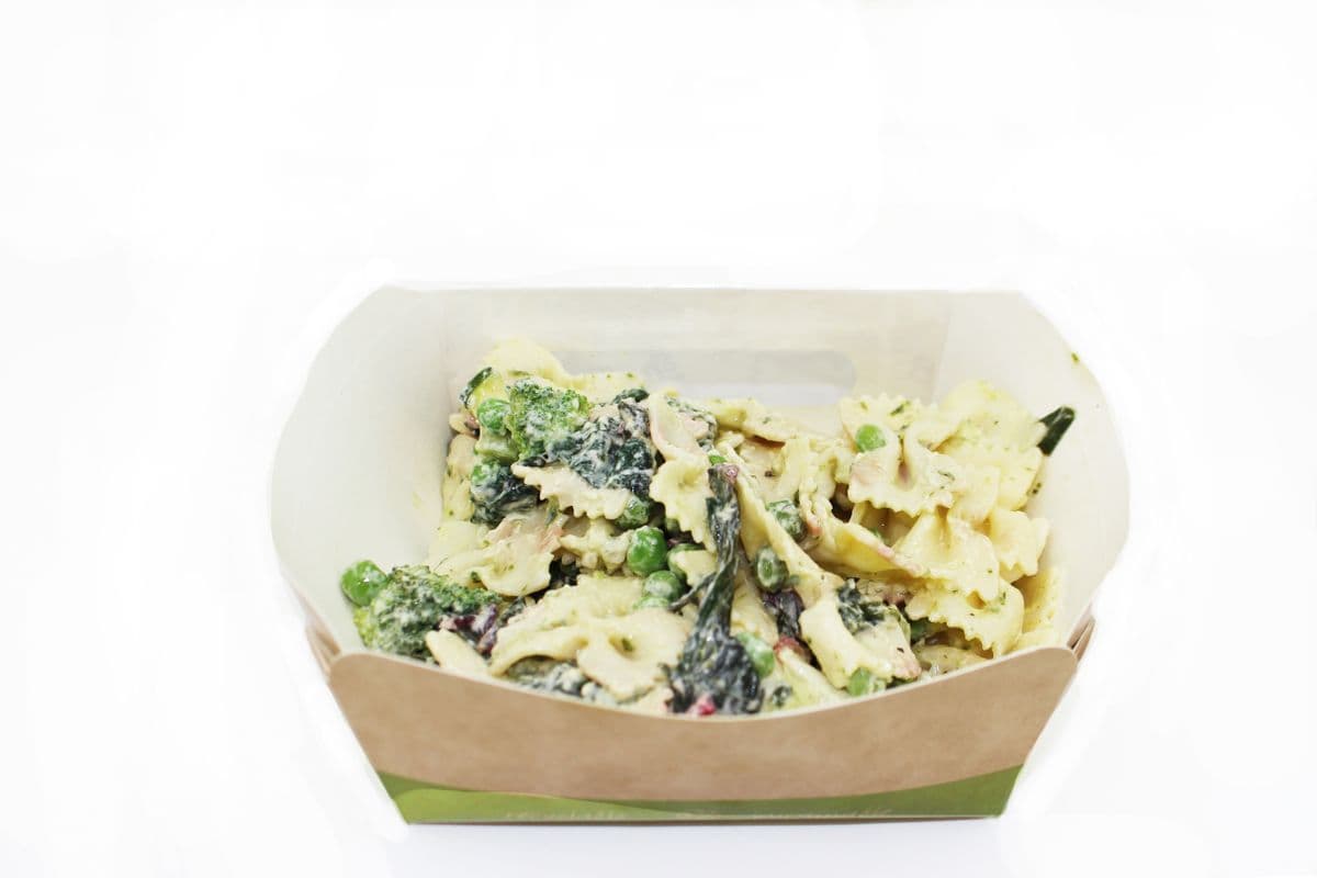 Salade de pâtes farfalle aux légumes verts et fromage feta